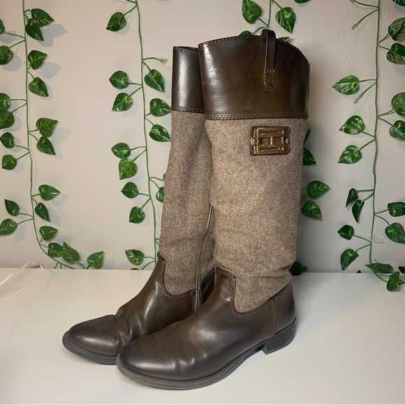 Tommy Hilfiger Tall Riding Boots Size 7 US Brown Beige Leather Textile Gold Logo - Picture 2 of 10